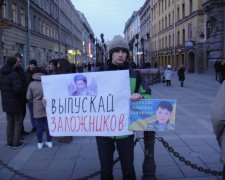 За флешмоб в поддержку Савченко пятерых активистов забрали в полицию