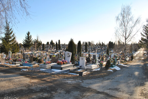 Тернополянин с лопатой умер прямо на кладбище, очевидцы остолбенели: копал могилу себе?