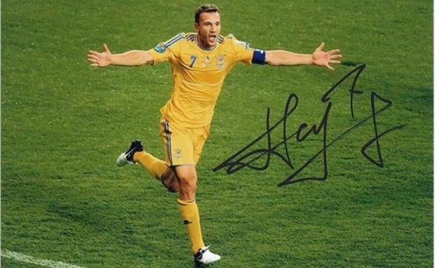 Футболку легендарного Шевченко выставили на аукцион минимум за тысячу долларов
