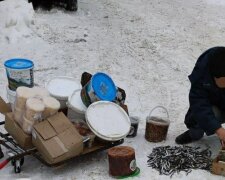 Киянам впарюють тюльку зі смаком підошов: обкачав у землі - і на продаж