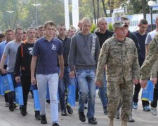 Восьмерых украинцев забрали из хостела прямо в военкомат