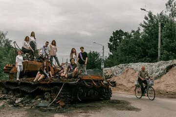 Сожженный танк и разбитые дома: в Сети показали выпускной альбом черниговских школьников