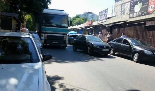 Очередные "герои парковки" парализовали Караваевы дачи (ФОТО)