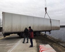 Фура упала в озеро, фото: zt.dsns.gov.ua