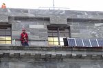 Поліція Нової Зеландії не може зняти з даху екоактивістів (фото)