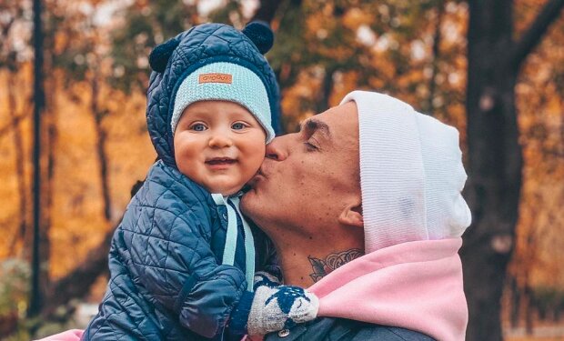 "Какой сладкий": муж Тодоренко Топалов показал стильного годовалого сына, копия Регины