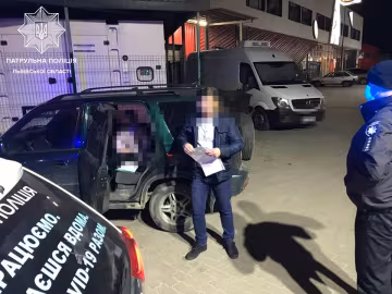 Львовянин посадил ребенка за руль и попался на глаза копам: воспитывает автоледи