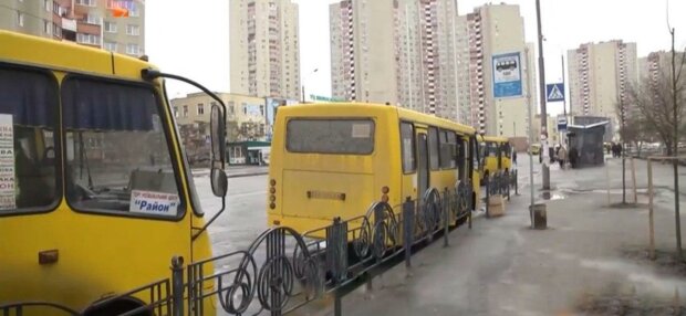 В Киеве переполненная маршрутка "разулась" на ходу - испуганный пассажиры не успели даже пикнуть