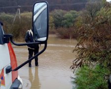 На Закарпатті лісовоз провалився у прірву, рятувальники насилу дістають тіла: деталі НП