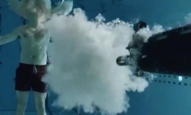 Фізик вистрілив у себе під водою з автомату (відео)