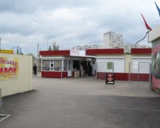 Харківські безхатьки торгують простроченими харчами на ринку
