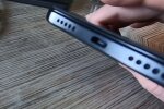 Як почистити гніздо зарядки смартфону. Фото: Youtube