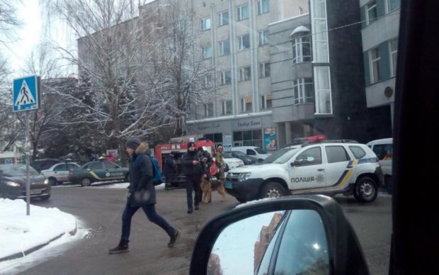 Будьте осторожны: вооруженная банда дерзко грабит киевлян в людных местах