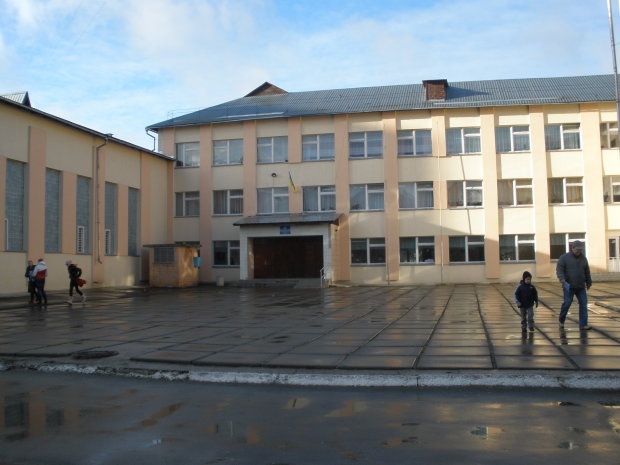 Місце у школі - за ціною мінімальної зарплати: під Києвом назріває грандіозний скандал, сотні дітей опиняться на вулиці
