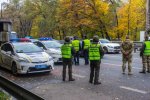 Що відбувається? На в'їздах до Києва масово зупиняють транспорт