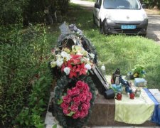 Вандали цинічно познущалися над могилою легендарного українця