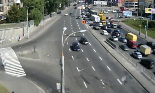 ДТП на Шулявці: дівчина-байкер "наздогнала" легковик