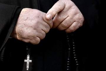 Священник витратив 100 тисяч євро на вечері і омолоджувальні процедури