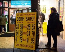 Курс валют на 12 августа: доллар скачет, а гривна плачет