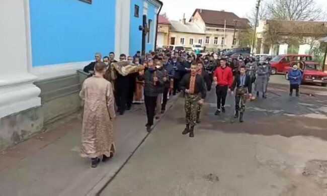 На Львовщине прихожане наплевали на карантин и сбежались к церкви - без масок, дистанции и совести