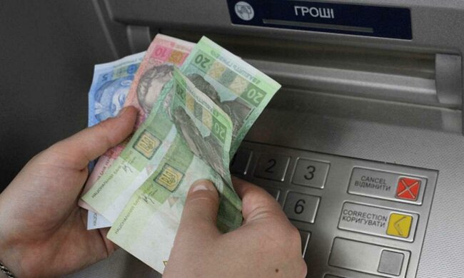 "Быстро набиваются кассетницы": украинские банки массово отказываются от мелких купюр