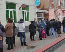 Керчани годинами стоять у черзі до банкоматів (фото)