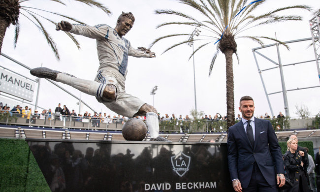 В Лос-Анджелесе поставили памятник Дэвиду Бэкхему