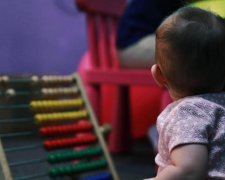 Відбирати дітей у матері, що палить: нова ініціатива підірвала соцмережі