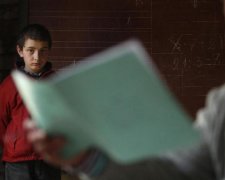 Вчительку спіймали на гарячому зі школярем: фото