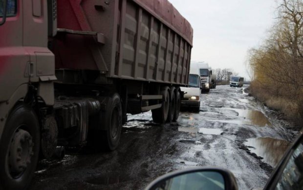 Едь, молись, трясись: Сумская сняла самую адскую дорогу Украины