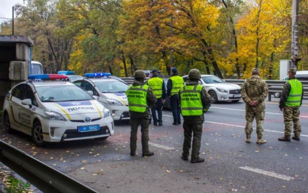 Что происходит? На въездах в Киев массово останавливают транспорт