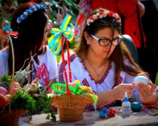 Вершину украинской горы украсила огромная писанка