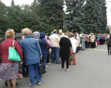 Несанкционированный митинг: сеть поразила крымская очередь