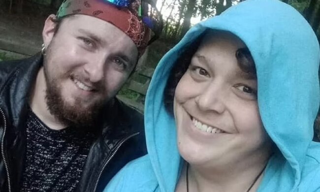 Трансгендерна "жінка" та її колишній. Фото: Daily mail