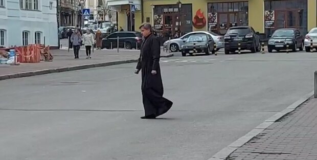 Священник, скриншот из видео