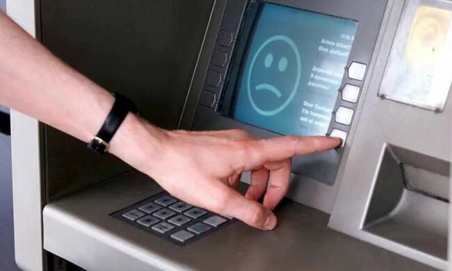 Крим залишили без грошей, ні відділень, ні банкоматів — нічого: на півострові панує хаос