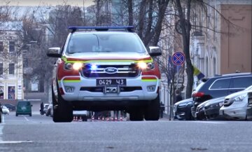 автомобілі з гучномовцями у Києві, скрін з відео