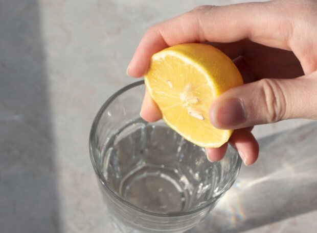 Вода с лимоном, кадр из видео
