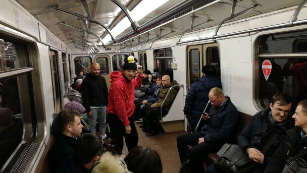 Молодой киевлянин пошел по стопам Кивы и "поиграл с солдатиком" прямо в метро, срам засняли очевидцы