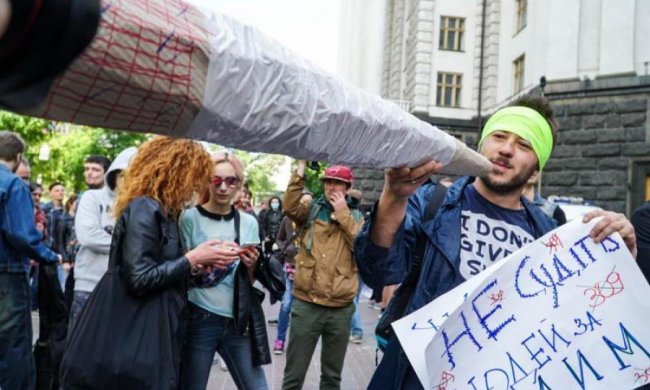 Від усього: українці вимагають лікування канабісом