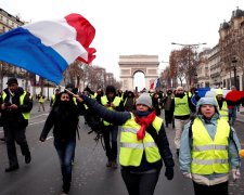 Погроми, пожежі, побиті копи: "жовті жилети" перетворили Париж на поле бою, силовики пішли на крайні заходи