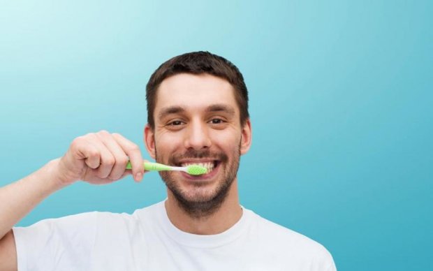 Перестаньте чистити: медики спростували головний міф про зуби