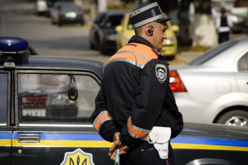 "Зірки" столичної парковки: автомобіль в центрі міста раптово перетворився на трамвай