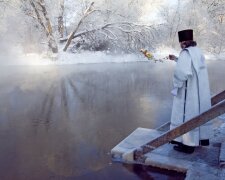 Зцілить будь-які хвороби: коли набирати і як зберігати Водохресну воду