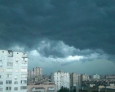 Киянам радять не виходити на вулицю через ураган