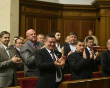 Отмудохали под музычку: драка депутатов попала на видео