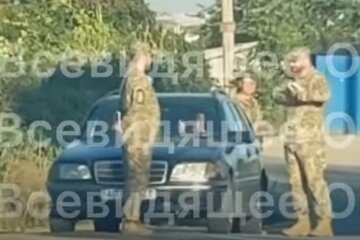 Працівник ТЦК впав під колеса. Фото скріншот Telegram