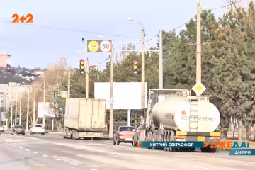 Світлофор, який контролює швидкість автомобілів, фото "джедаї"