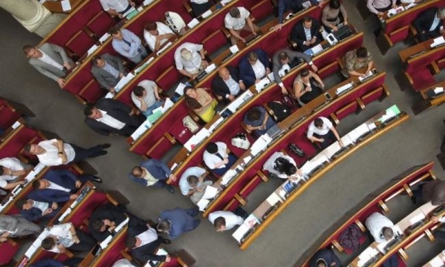 Депутат показал видео из-под купола парламента