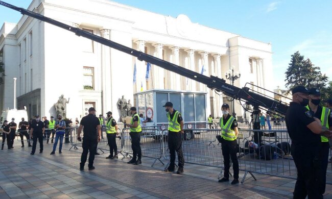 Зеленский со слугами отгородился от украинцев стеной силовиков: "Сюда идут киевляне"